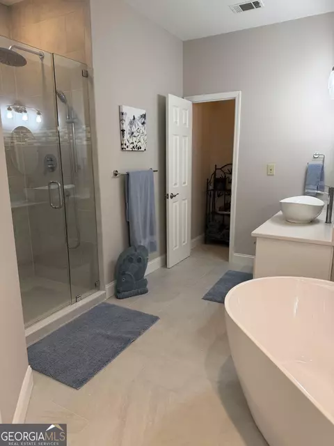 Bath - 216 Ashford Cir, Lagrange, GA 30240 photo 3 of 6