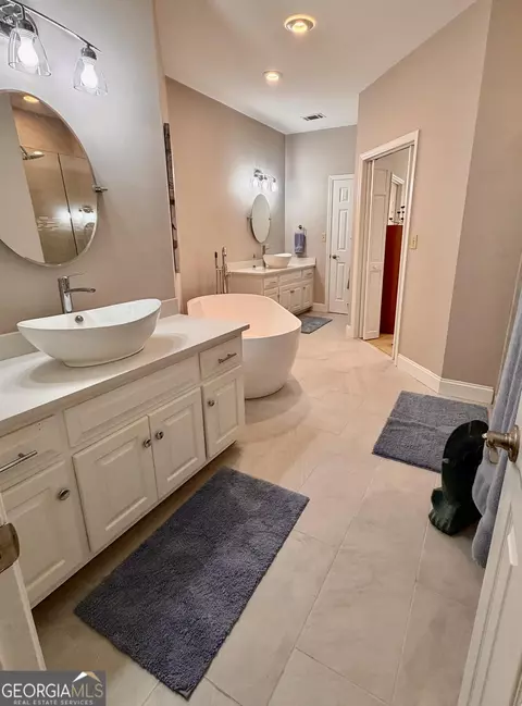 Bath - 216 Ashford Cir, Lagrange, GA 30240 photo 1 of 6