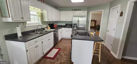 Kitchen - 157 Scarlett Ohara Dr, Ailey, GA 30410 photo 2 of 6