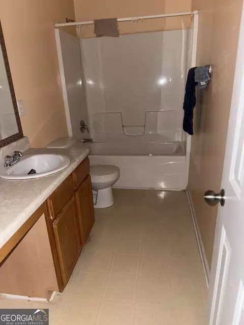 Bath - 11631 Kades Trl, Hampton, GA 30228 photo 1 of 4