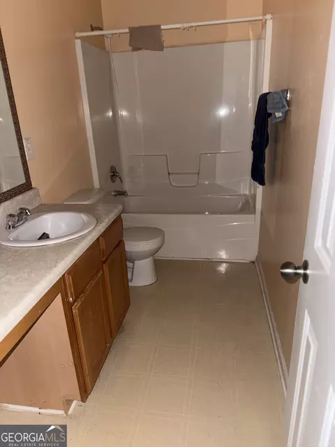 Bath - 11631 Kades Trl, Hampton, GA 30228 photo 4 of 4