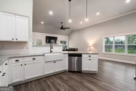 Kitchen - 2094 Pleasant Valley Rd, Monroe, GA 30655 photo 3 of 4