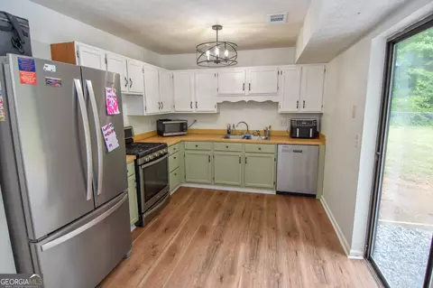 Kitchen - 2075 Highway 36 E, Milner, GA 30257 photo 2 of 2