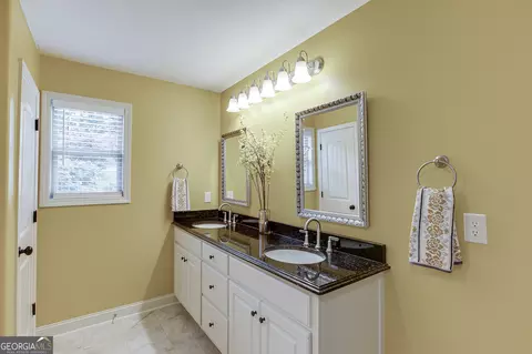 Bath - 810 Brandon Dr, Winder, GA 30680 photo 3 of 4