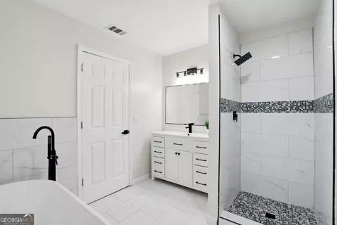 Bath - 6839 Silver Maple Dr, Rex, GA 30273 photo 3 of 6