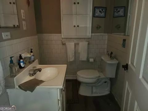 Bath - 366 E Pine Lake Dr, West Point, GA 31833 photo 1 of 1