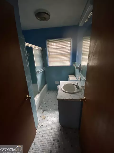 Bath - 1409 Laboon Rd, Monroe, GA 30655 photo 1 of 2