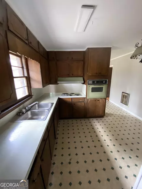 Kitchen - 1409 Laboon Rd, Monroe, GA 30655 photo 2 of 3