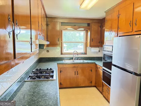 Kitchen - 52 Lyons Dr NW, Rome, GA 30165 photo 2 of 2