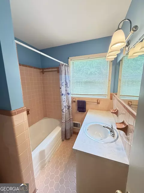 Bath - 52 Lyons Dr NW, Rome, GA 30165 photo 2 of 3