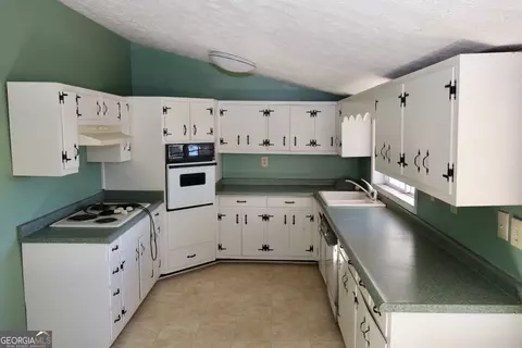 Kitchen - 1825 Groaning Rock Rd, Commerce, GA 30530 photo 4 of 4