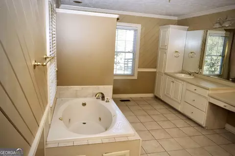Bath - 1825 Groaning Rock Rd, Commerce, GA 30530 photo 2 of 6