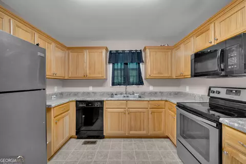 Kitchen - 26 Candlestick Dr, Hull, GA 30646 photo 2 of 2