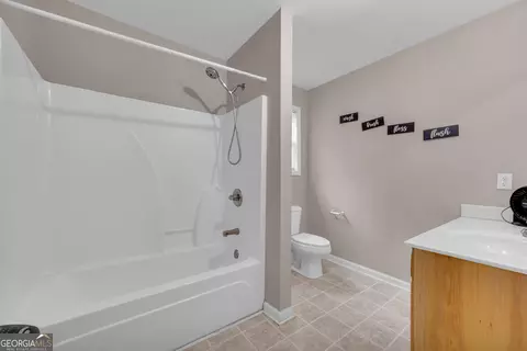 Bath - 26 Candlestick Dr, Hull, GA 30646 photo 4 of 5