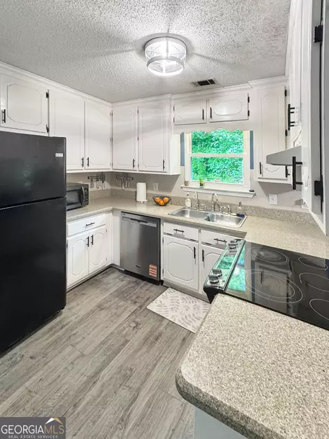 Kitchen - 146 Henry Higgins Rd, Jackson, GA 30233 photo 1 of 2