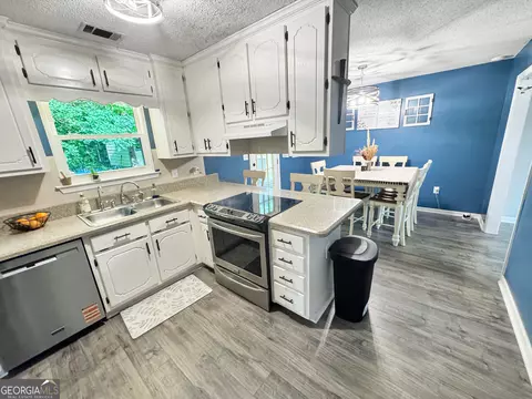 Kitchen - 146 Henry Higgins Rd, Jackson, GA 30233 photo 2 of 2