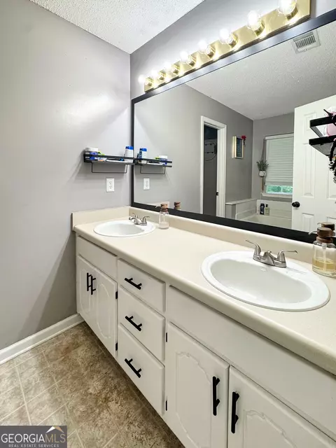 Bath - 146 Henry Higgins Rd, Jackson, GA 30233 photo 1 of 5