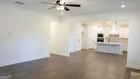 Living - 604 Beaver Ct, Perry, GA 31069 photo 2 of 2