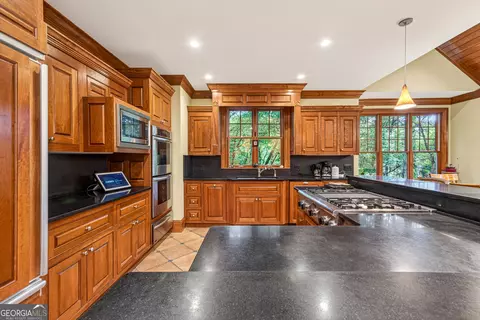 Kitchen - 795 Chenocetah Dr, Cornelia, GA 30531 photo 7 of 10