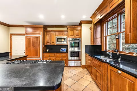 Kitchen - 795 Chenocetah Dr, Cornelia, GA 30531 photo 4 of 10