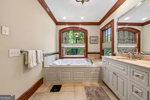 Bath - 795 Chenocetah Dr, Cornelia, GA 30531 photo 2 of 12