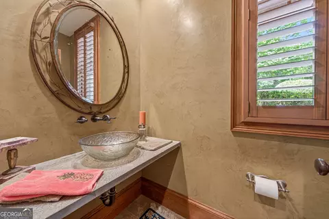 Bath - 795 Chenocetah Dr, Cornelia, GA 30531 photo 5 of 12
