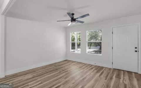 Living - 539 Pine Ave, Midway, GA 31320 photo 2 of 5