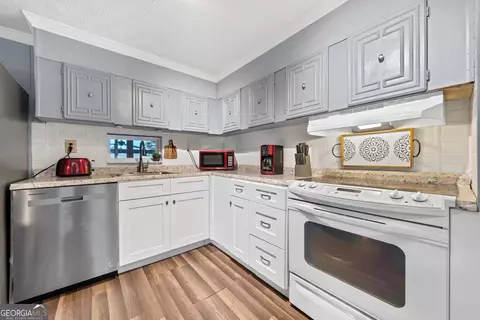Kitchen - 321 Barbara Point Rd, Sparta, GA 31087 photo 2 of 4