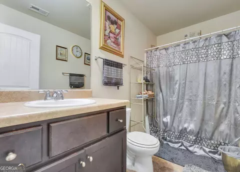 Bath - 942 Amelia Dr, Byron, GA 31008 photo 2 of 4