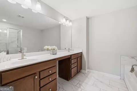 Bath - 1162 Lanier Willow Path, Buford, GA 30518 photo 3 of 6