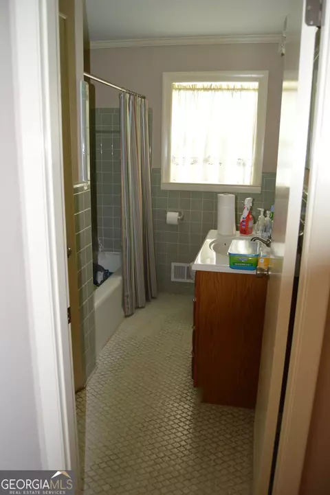 Bath - 98 Beechwwod Blvd, Toccoa, GA 30577 photo 2 of 2