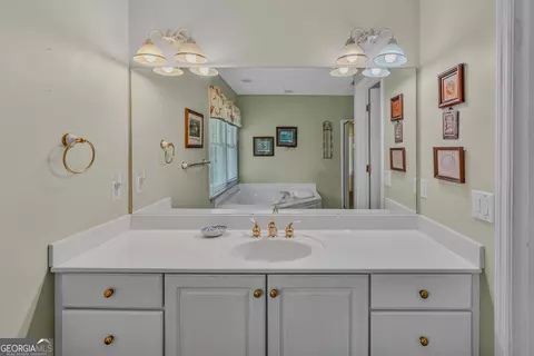 Bath - 908 S Willowcrest Way, Lagrange, GA 30240 photo 3 of 4