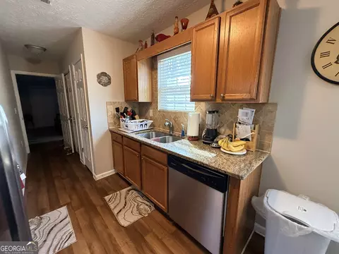 Kitchen - 143 Kirts Rdg, Jackson, GA 30233 photo 2 of 3