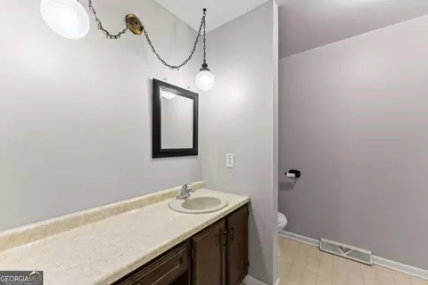 Bath - 588 Estatohe Cir, Toccoa, GA 30577 photo 3 of 4