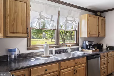 Kitchen - 1038 Stringer Rd, Rockmart, GA 30153 photo 3 of 4