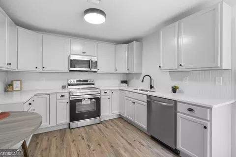 Kitchen - 51 Pine Ave, Commerce, GA 30529 photo 3 of 5