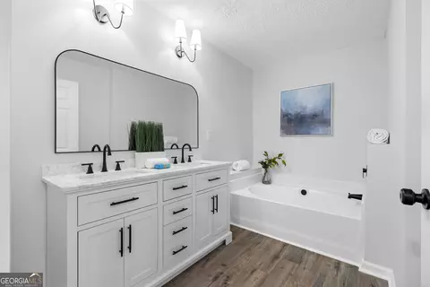 Bath - 51 Pine Ave, Commerce, GA 30529 photo 1 of 6
