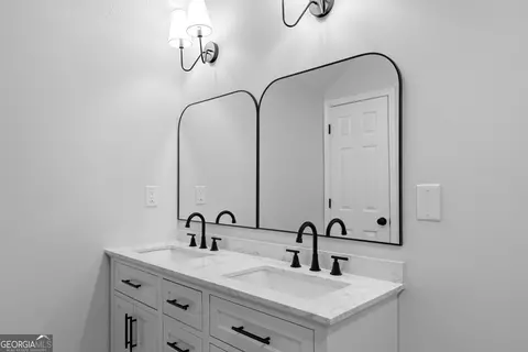 Bath - 51 Pine Ave, Commerce, GA 30529 photo 6 of 6