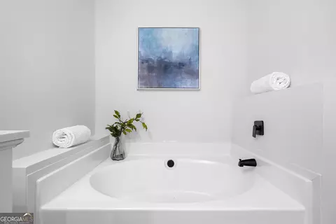 Bath - 51 Pine Ave, Commerce, GA 30529 photo 2 of 6