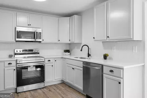 Kitchen - 51 Pine Ave, Commerce, GA 30529 photo 2 of 5