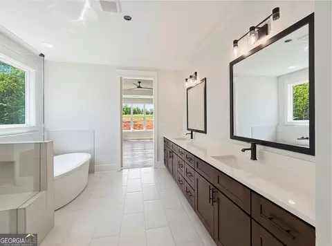 Bath - 141 Palisade Dr, Rydal, GA 30171 photo 2 of 13