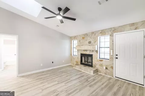 Living - 819 Old Macon Rd, Dublin, GA 31021 photo 2 of 3