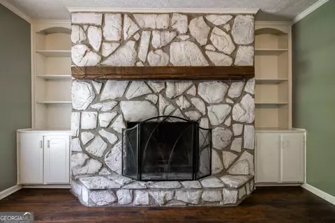 Living - 1031 Elder Heights Dr, Bishop, GA 30621 photo 3 of 5