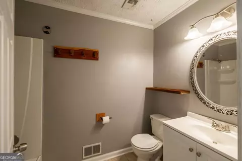 Bath - 1031 Elder Heights Dr, Bishop, GA 30621 photo 2 of 3