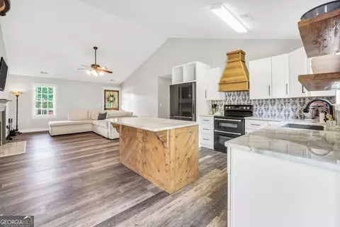 Kitchen - 156 Meadow View Dr, Jackson, GA 30233 photo 4 of 9