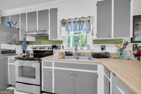 Kitchen - 213 Hidden Lakes Dr, Toccoa, GA 30577 photo 2 of 7