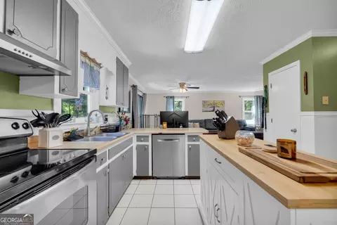 Kitchen - 213 Hidden Lakes Dr, Toccoa, GA 30577 photo 4 of 7