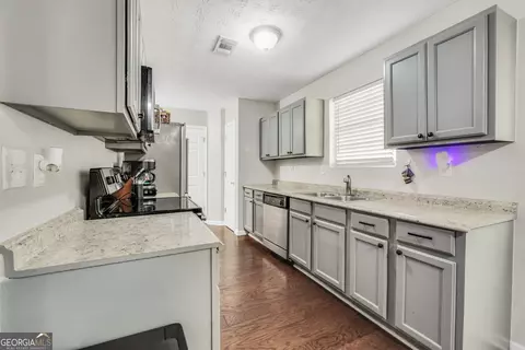 Kitchen - 470 Old Tree Dr, Jackson, GA 30233 photo 2 of 4