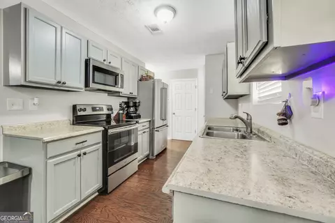 Kitchen - 470 Old Tree Dr, Jackson, GA 30233 photo 3 of 4