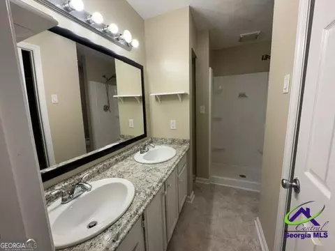 Bath - 112 Barbara Dr, Warner Robins, GA 31093 photo 2 of 4